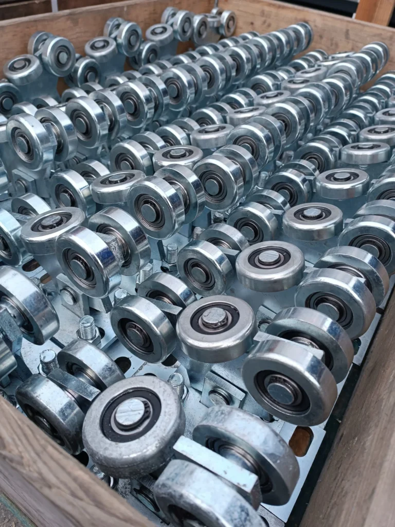 Montaż ogrodzenia przez ekipę